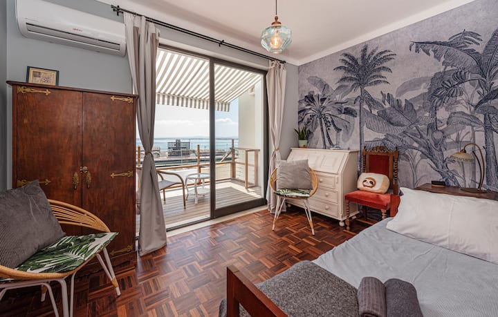 Dve malé jednolôžka (jedno je rozkladacie). Poznámka: Dĺžka 1,8 m, takže nie je vhodné pre vysokých ľudí