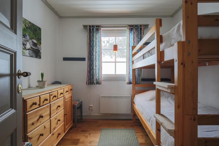 Dhoma e gjumit 2 me krevat marinari (madhësia e krevatit 200x80). Dollap dhe hapësirë në pjesën anësore për ruajtjen e rrobave, ndër të tjera.