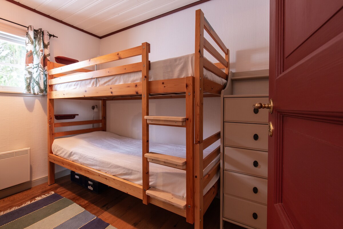 Sovrum 3 med med en våningssäng. Bäddmått 200x80cm. Byrå för förvaring och krokar på väggen för hängande kläder.