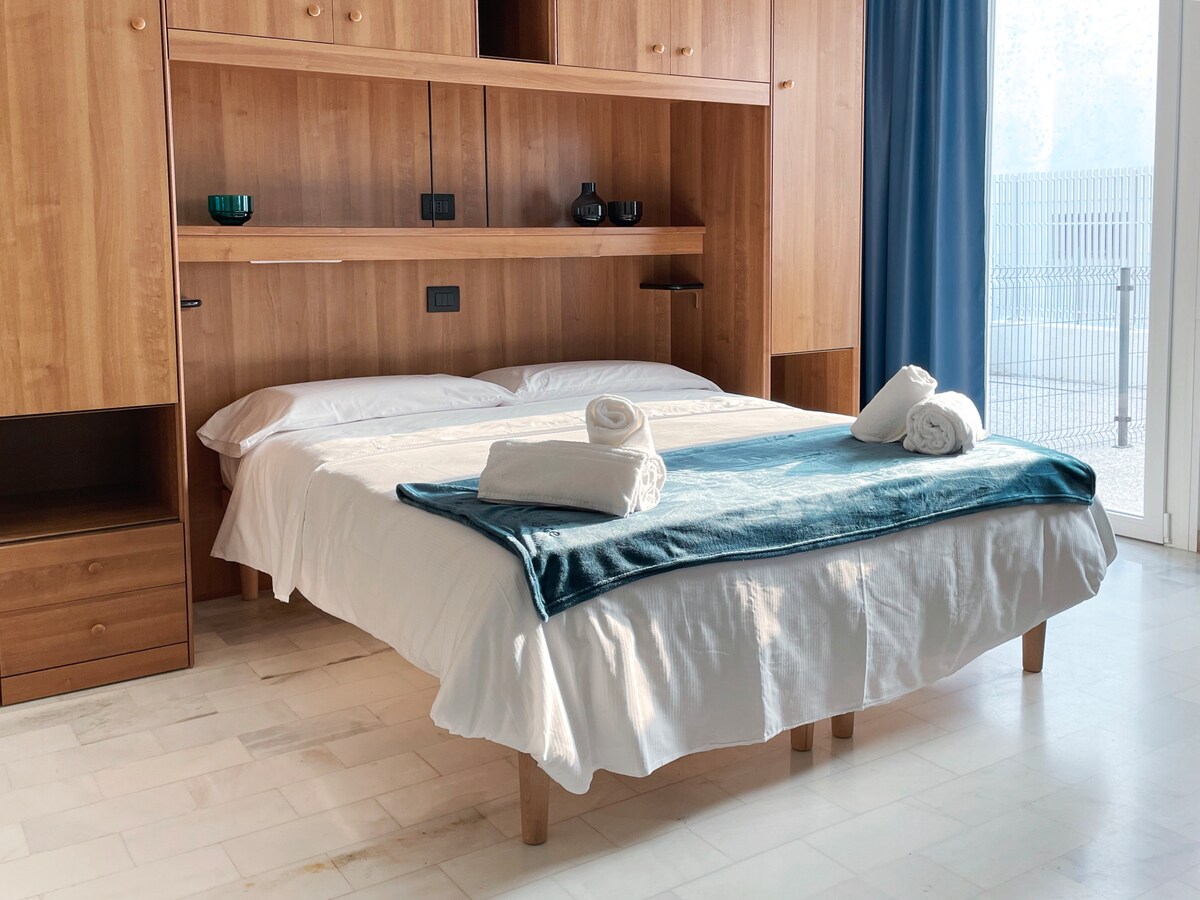 брачен кревет (широк 150-179 см) или два единечни кревета на барање. 