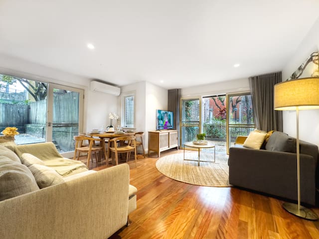 Townhouse in Heart of The Rocks: Opera House