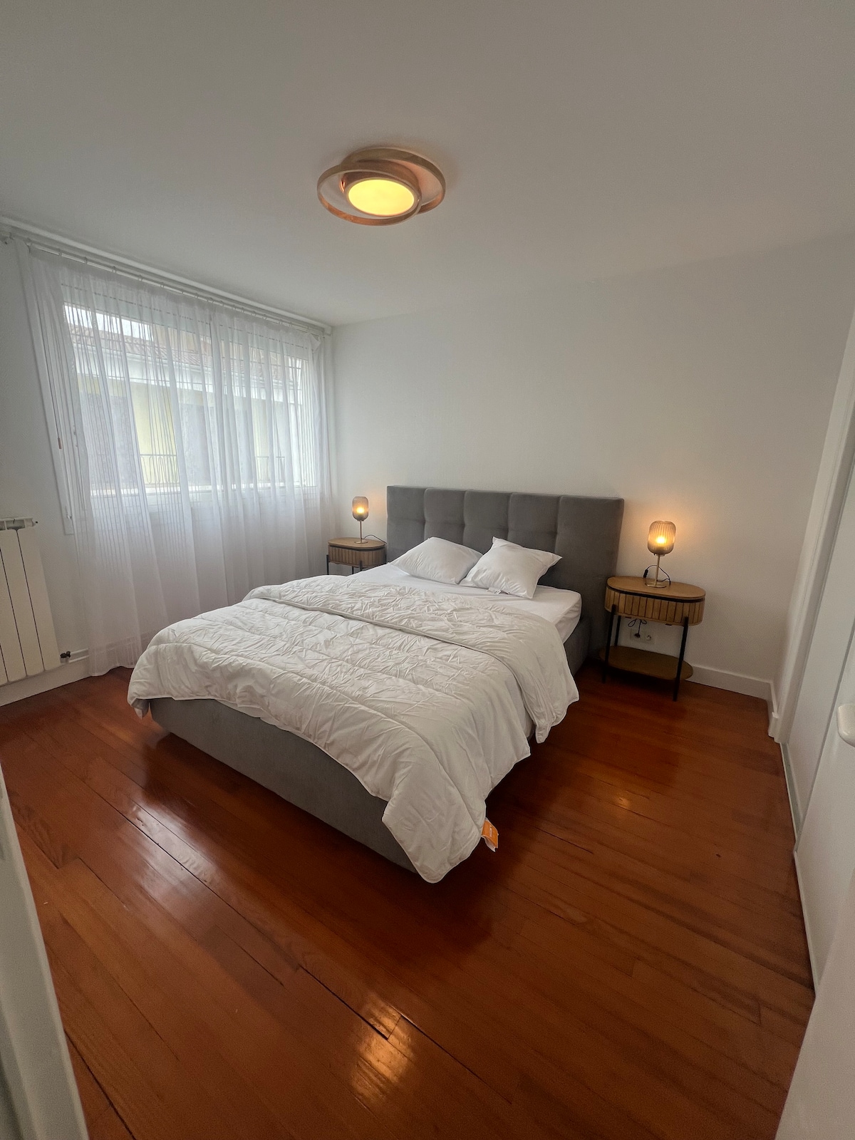 Chumba cha kulala kilicho na kitanda sentimita 160 x 190, meza 2 na kabati kubwa/nguo.