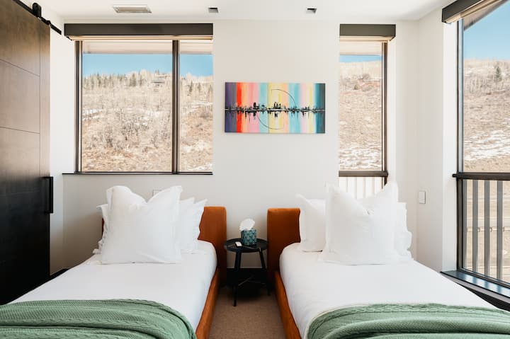 Objavte decentnú eleganciu v tomto útočisku s dvoma luxusnými posteľami a vlastnou kúpeľňou, ktorá ponúka odľahlé útočisko pohodlia a rafinovaného luxusu pre náročných hostí.