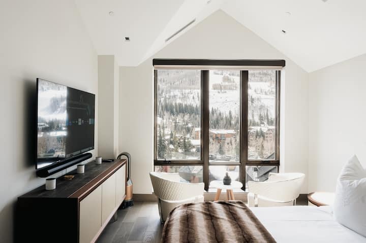 Ponorte sa do bohatstva vo veľkom primárnom apartmáne, kde okná od podlahy až po strop odhaľujú úchvatnú panorámu majestátnych horských vrcholov a vytvárajú bezkonkurenčnú svätyňu luxusu a prírodnej nádhery.