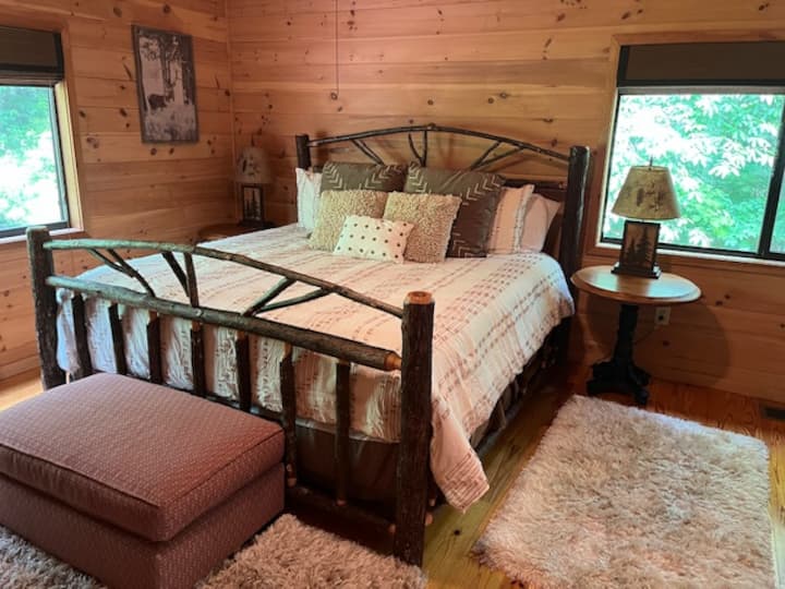 Დაეუფლეთ მეორე სართულზე, სადაც საკმარისია სრული სააბაზანო. 