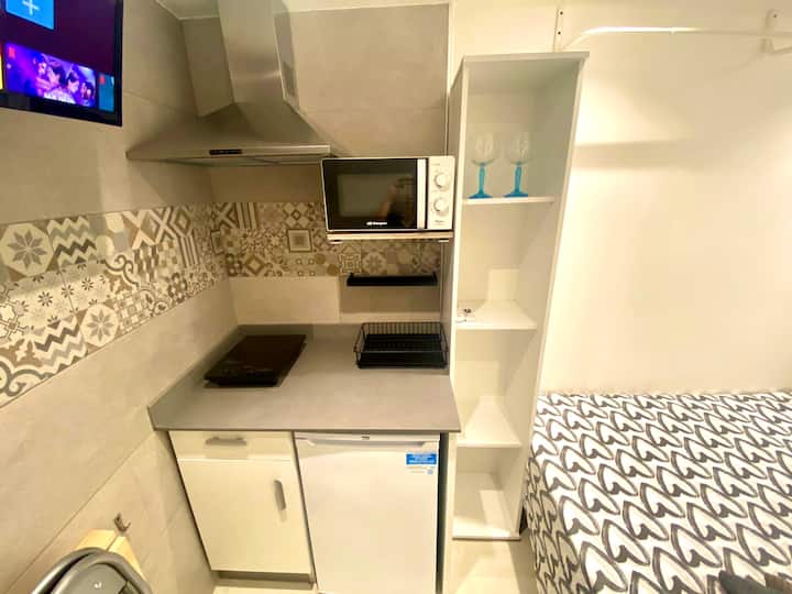 1 Suite Nueva Con Baño Privado Frente Al Metro - Barcelona-El Prat Airport (BCN)