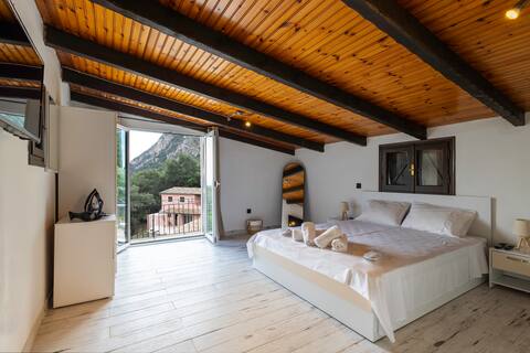 Barbara House 6 (attic flat)