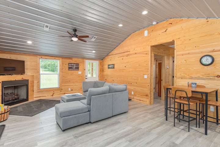 Modern Cabin In The Woods With Hot Tub - Travelers Rest, SC