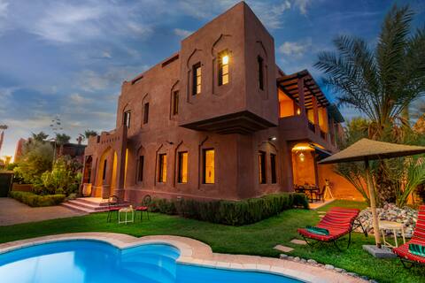 Stunning villa, private pool and lagoon. Palmeraie