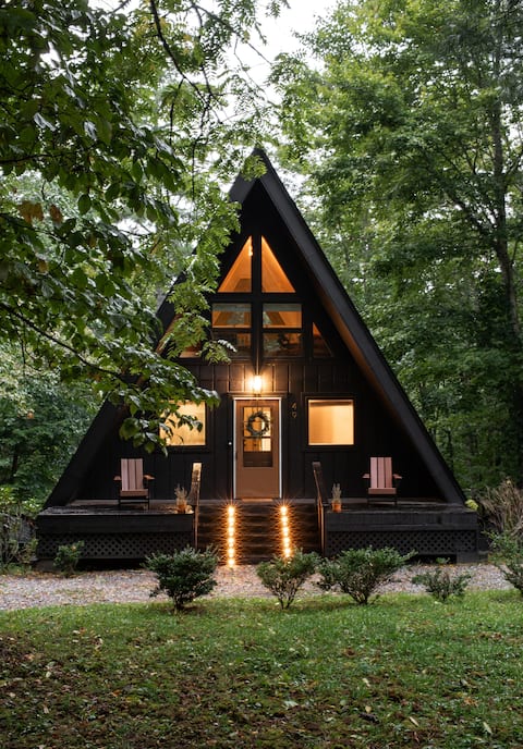 Cozy A-Frame- Pet Friendly, Hot tub, Firepit