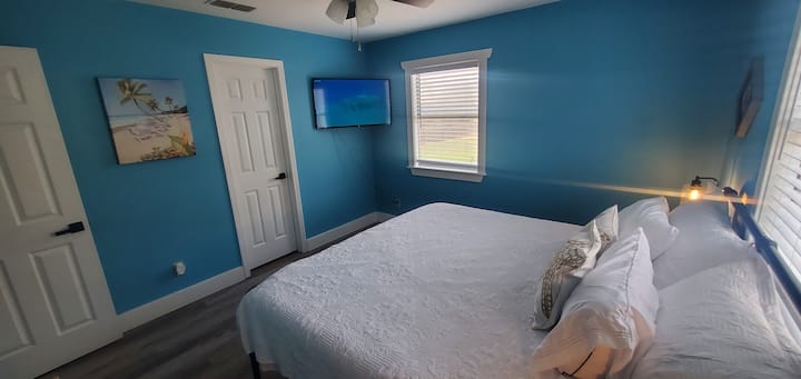Dormitorio q con TV de fuego UHD 4K de 43 pulgadas