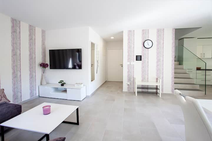Lavender Apartmen With Hot Tub, Privlaka - Privlaka
