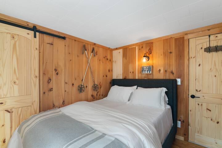 Middle bedroom with queen bed
