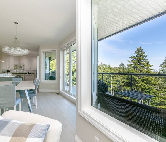 Luxurious Home with Hot Tub gallery image 4