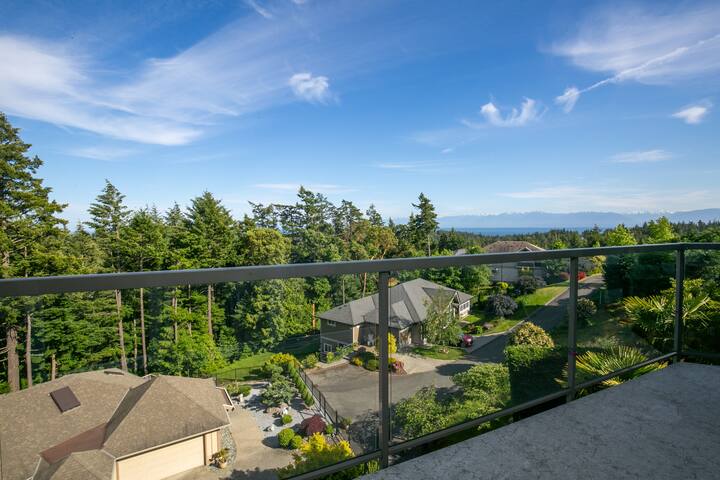 Luxurious Home with Hot Tub gallery image 3