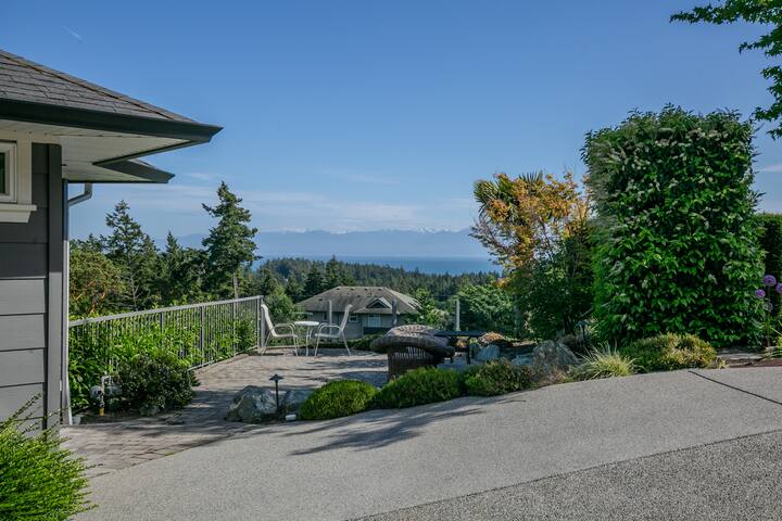 Luxurious Home with Hot Tub gallery image 5