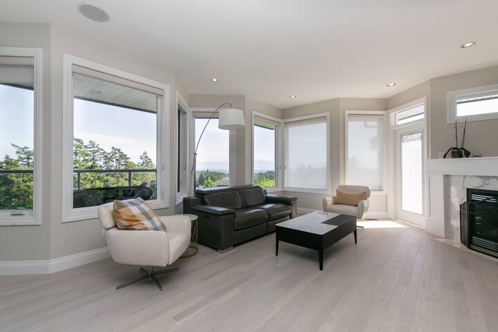 Luxurious Home with Hot Tub gallery image 2