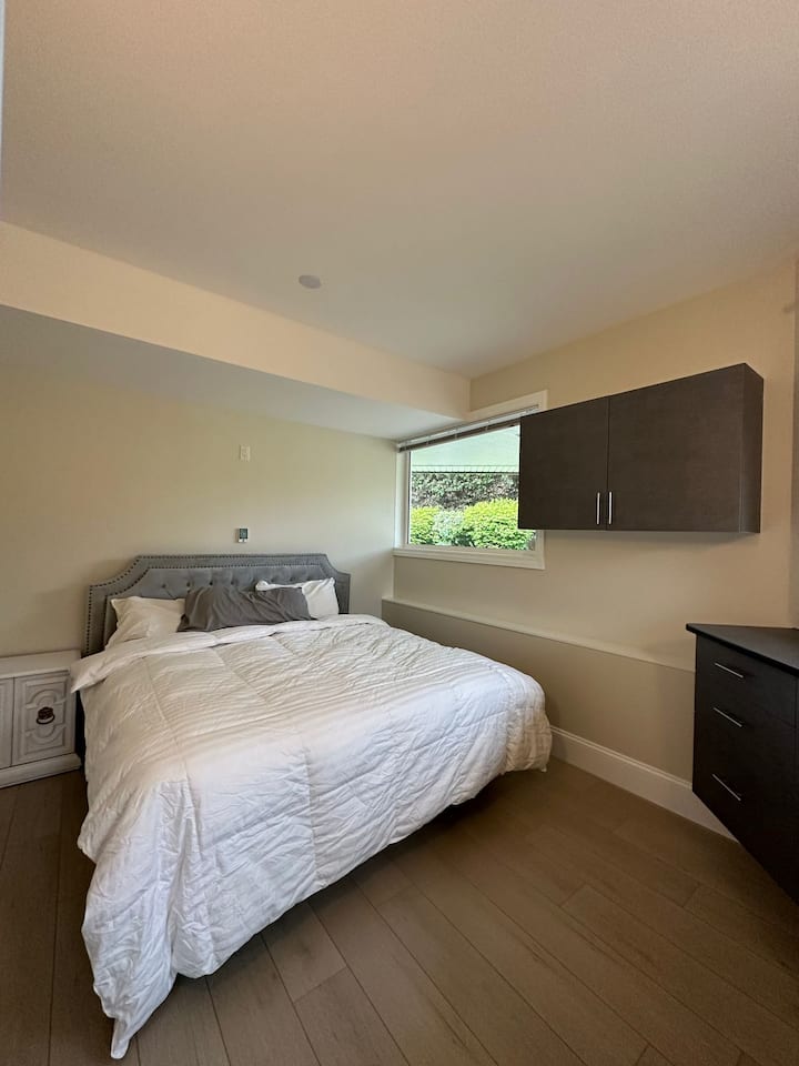 الفراش الفخم، الذي يكمله الديكور الأنيق، يدعوك للاسترخاء والاسترخاء. سواء كنت تسترخي مع كتاب جيد أو تستمتع بنوم هادئ ليلاً