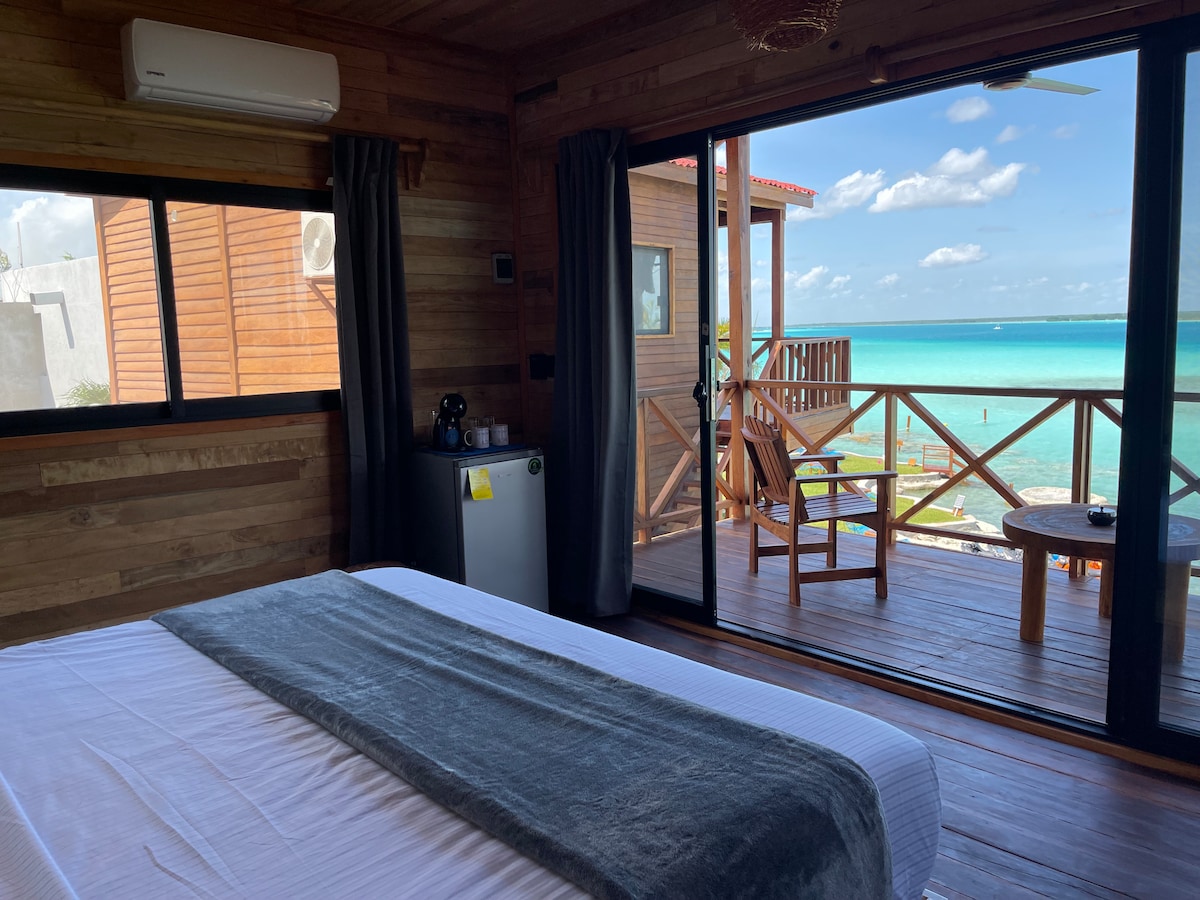 ¿Dónde descansar en cabañas junto al agua en Bacalar?