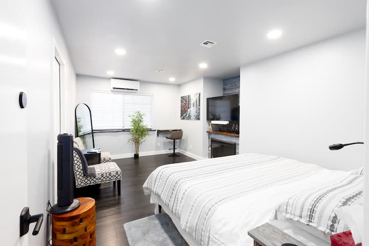 „Червена стая “. Най - малката от спалните, но все още има голямо двойно легло. Стенни 50 - инчови телевизори на разтегателна стойка, така че телевизорът може да бъде позициониран за гледане от леглото, както и от столове. Голям килер. Уникална цифрова камина.