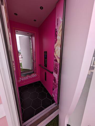 Heated Rooftop Pool, Games,Elevator, Sleeps 12 gallery image 5