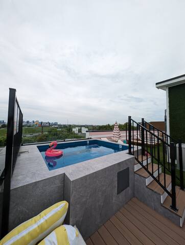 Heated Rooftop Pool, Games,Elevator, Sleeps 12 gallery image 2