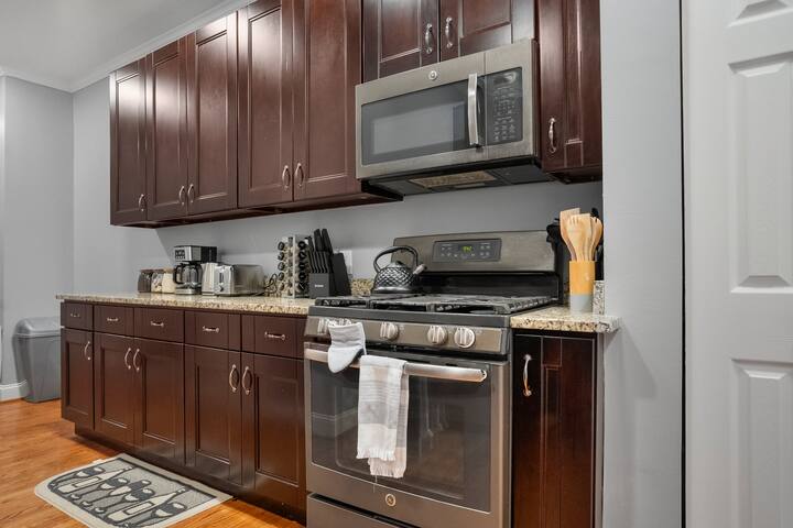 NEW | King Bed 4BR | Luxury Capitol Hill Townhouse gallery image 5