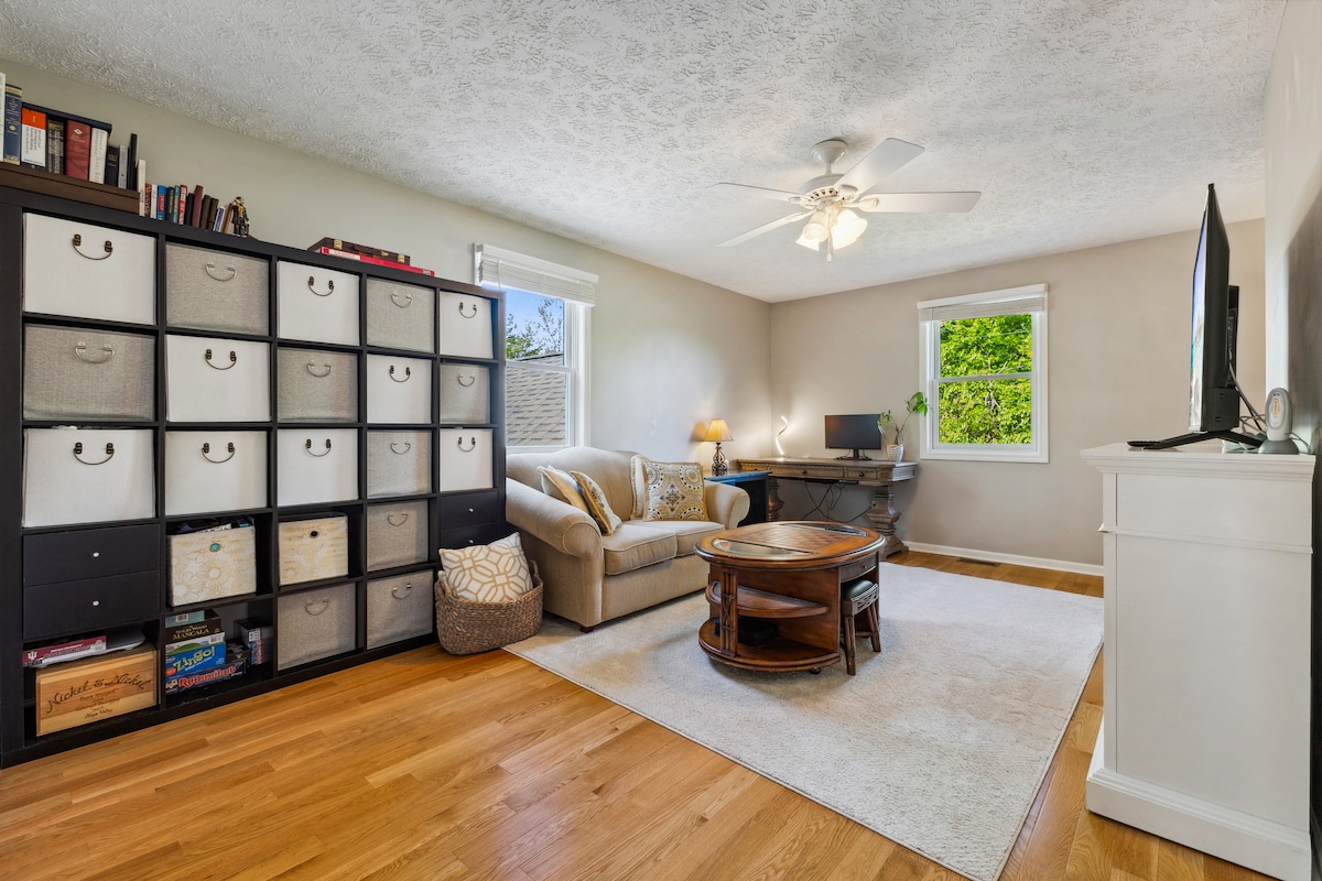 Მოთხოვნისამებრ, ამ ოთახში შესაძლებელია ორ (2) ორადგილიან საწოლამდე დამატება. Ისინი ჩალაგების სტილისაა.