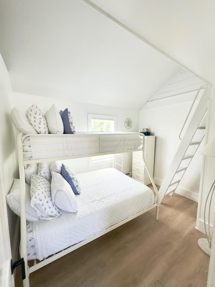 Tweede slaapkamer heeft stapelbedden met een full size en queen memory foam matras met een loftruimte met een queensize traagschuimmatras.