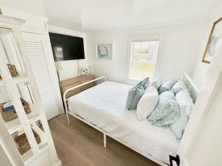 Primaire slaapkamer heeft een queensize zacht matras met een gemonteerde smart-tv met flatscreen.