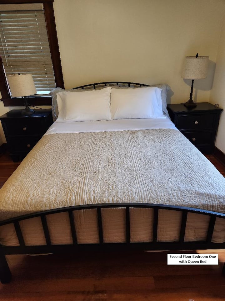 Les chambres privées de la Maison Blanche sont situées à l'étage. Chaque chambre dispose d'un lit Queen et d'une télévision.