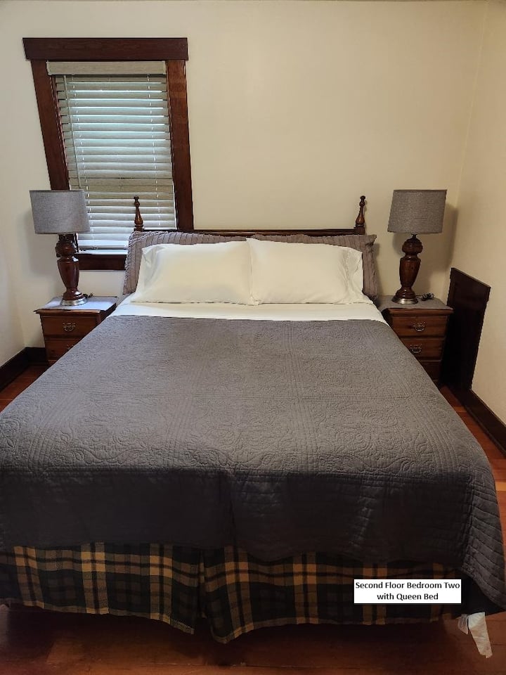 Les chambres de la Maison Blanche sont situées à l'étage. Chaque chambre dispose d'un lit Queen et d'une télévision.