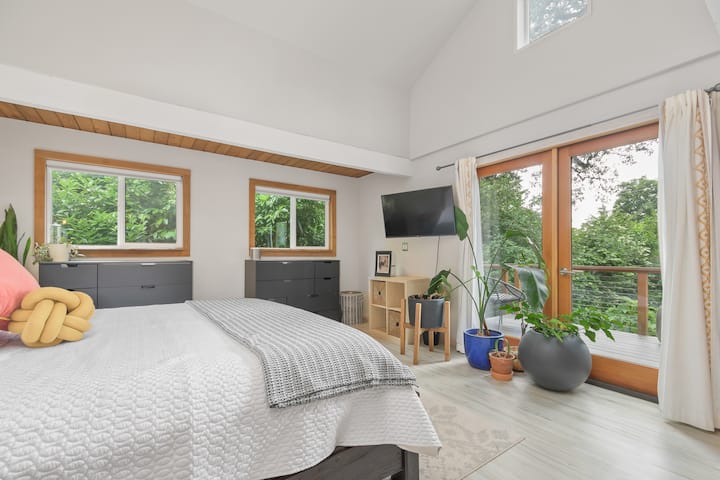 საწოლი „King size“ ზომის საწოლით, ტელევიზორითა და კომოდით ტანსაცმლის შესანახად. 