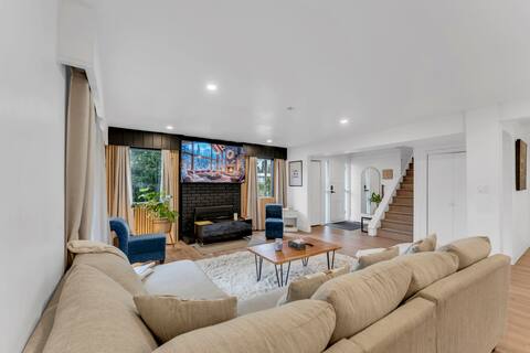 Cozy Racher  with a Big yard close to mountains