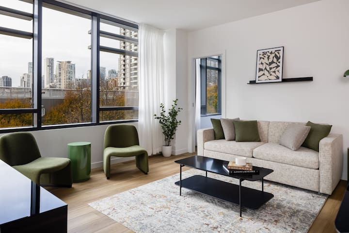 Smithe House Two Bedroom Apt + Office – Yaletown