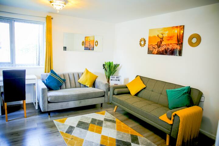 Luxury 3 Bedroom with Free Parking Near Coop Live