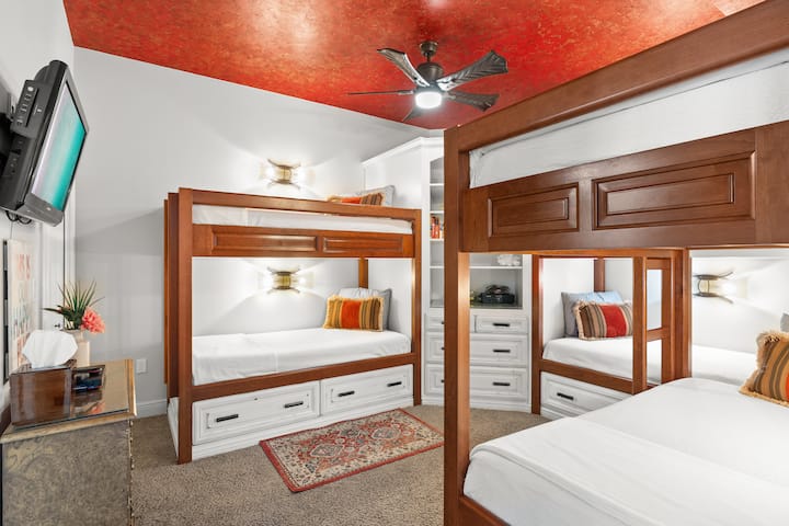 Spacieux lits superposés de 6 chambres sur mesure. Chaque lit superposé a son propre interrupteur et ses propres prises.