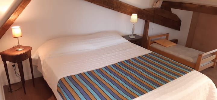 Главна спална соба - брачен кревет (широк 180-220 см)