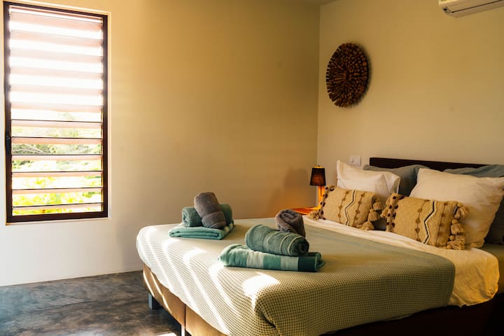 Spálňa s veľkou posteľou a výhľadom na bazén cez bočné okno s možnosťou výpadku elektriny. Všetky spálne majú vlastnú kúpeľňu a WC.