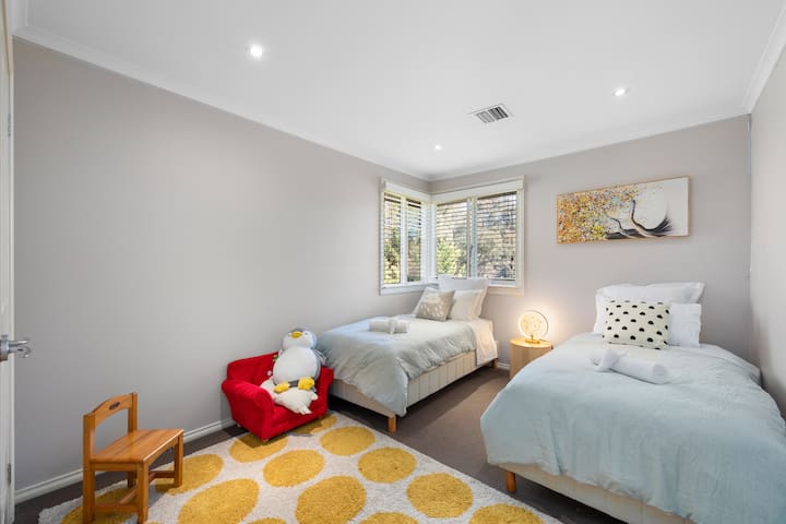 Greensborough spacious house 5 bedrrom gallery image 4