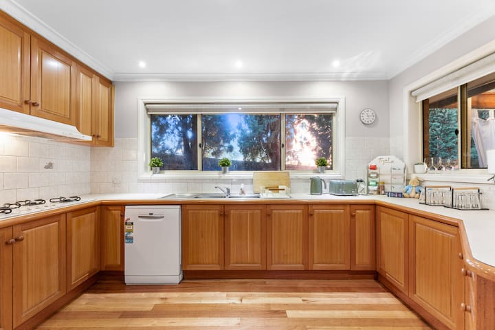 Greensborough spacious house 5 bedrrom