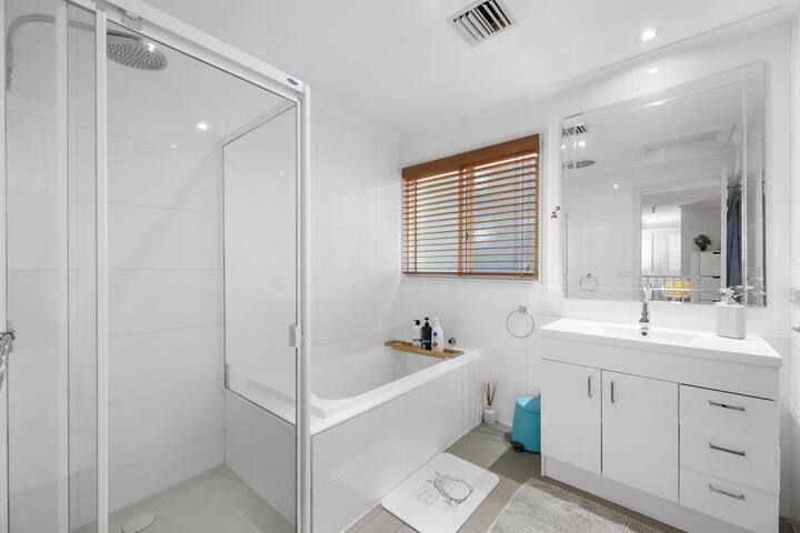 Greensborough spacious house 5 bedrrom gallery image 2