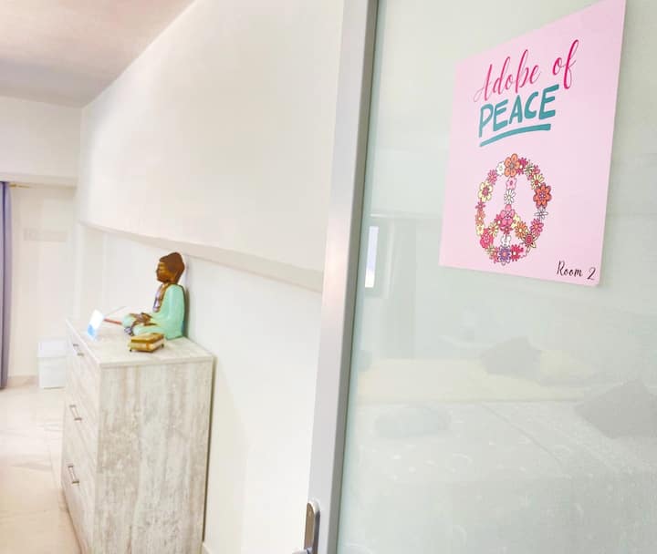 Соба 2 - Adobe of Peace: Уживајте во спокојство со поглед на океанот, ароми на темјан и енергијата на Буда.