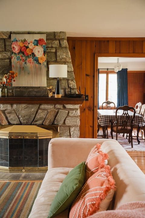 Retro Cottage Close to Everything! with Hot Tub!