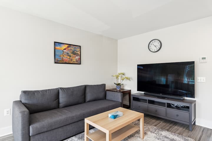 +65 "ชุดทีวี
+ ที่นั่งโซฟา 3
+ โซฟาเปลี่ยนเป็นเตียงขนาดใหญ่ 
+ ห้องครัวและห้องนั่งเล่นไหลไปด้วยกัน
