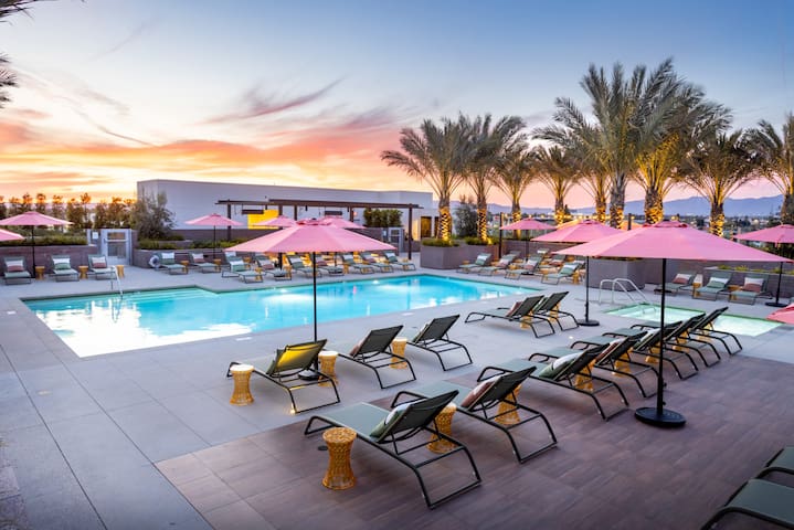 North Hollywood, 8 min from Universal Studio