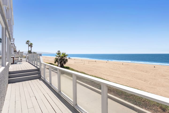 OCEAN-FRONT | Beach/Strand | KING & 2-QUEEN Beds gallery image 4