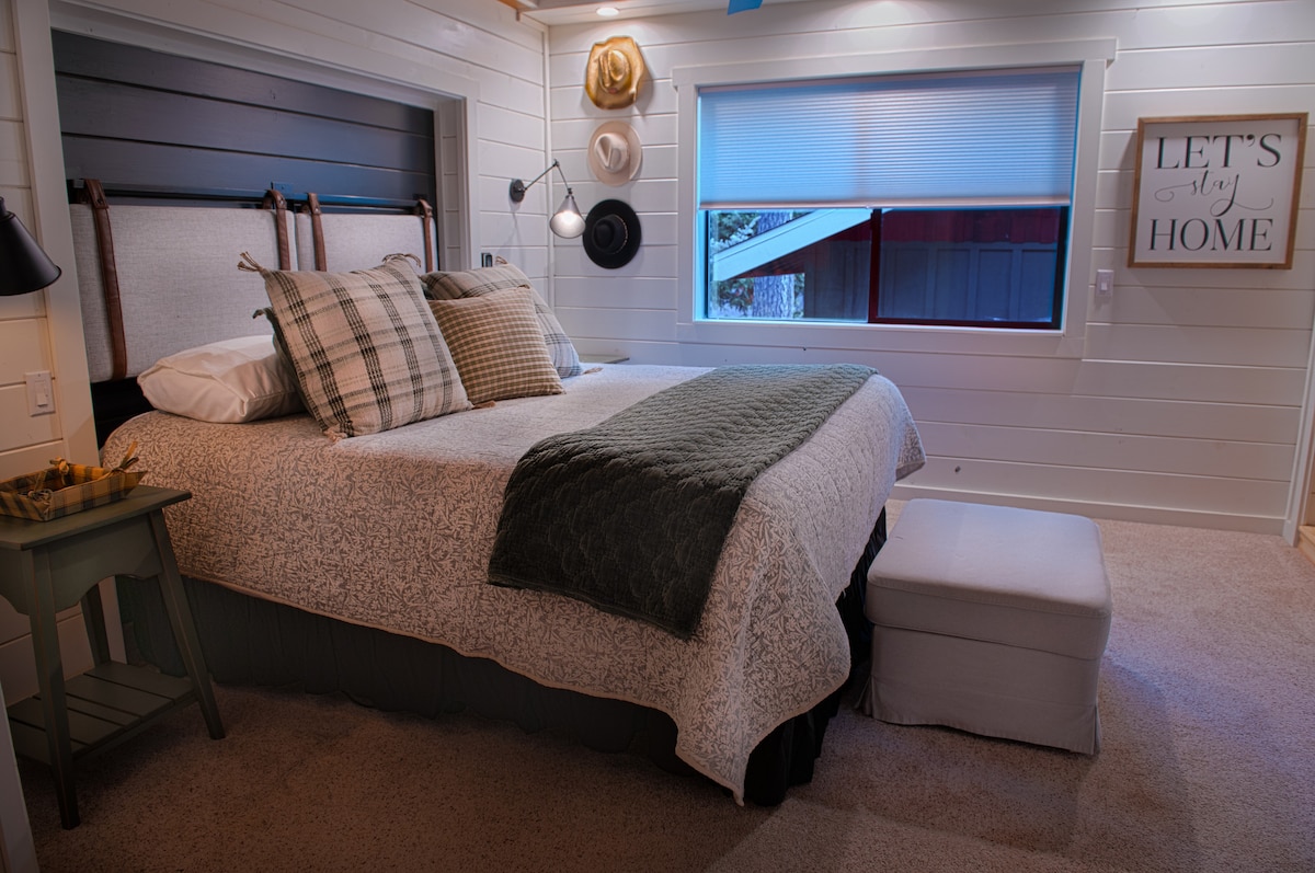 Главната спална соба се наоѓа веднаш до дневната соба. Ново реновирање со високи тавани и тавански вентилатор! Сосема нова прилагодлива основа и душек на Cal King! Овој апартман има камин со далечинско управување и спа бања за да се возбудите! 