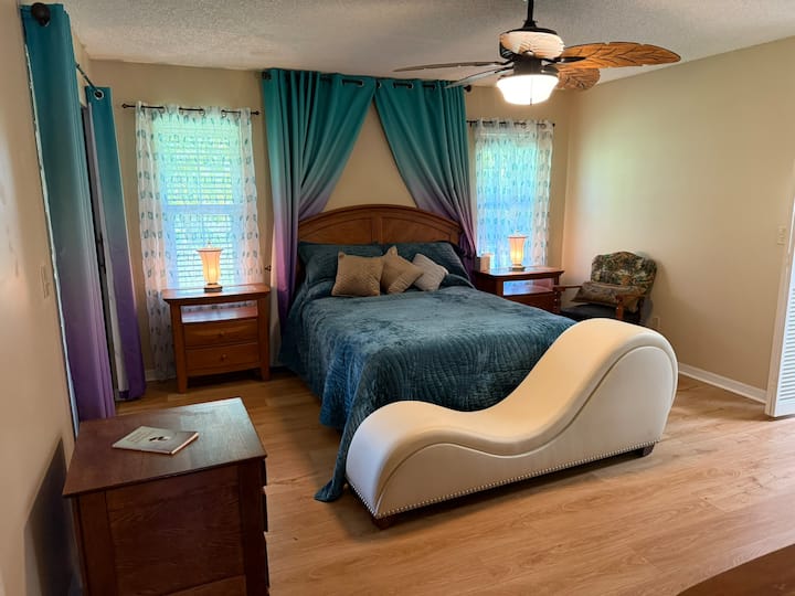 מאוורר נייד, תאורה רכה, כניסה לחדר השמש דרך דלתות הזזה מזכוכית.
כיסא יוגה/טנטרה לאימון :)