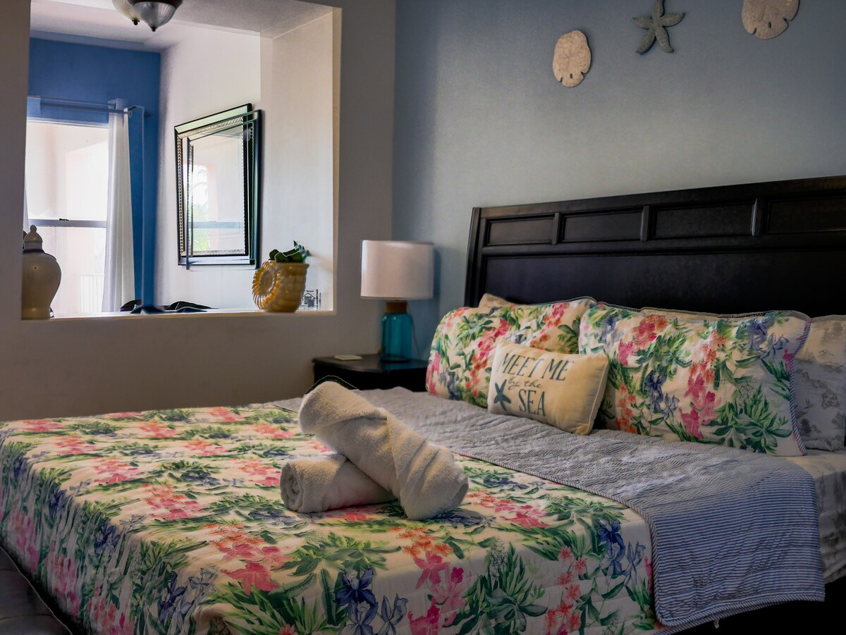 Dormitorio principal con zona de estar y zona de trabajo